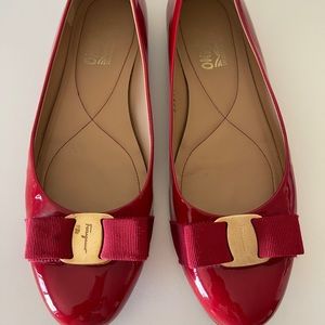 Salvatore Ferragamo

Varina Ballet Flat

Patent Red

Size  9 1/2
